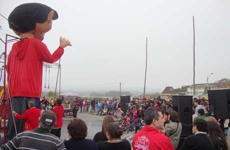 Muñeco gigante deleitó a los niños de Pichilemu
con motivo del aniversario provincial