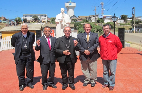 Gobernador presidió en Pichilemu inauguración de plazoleta en homenaje al Cardenal Caro