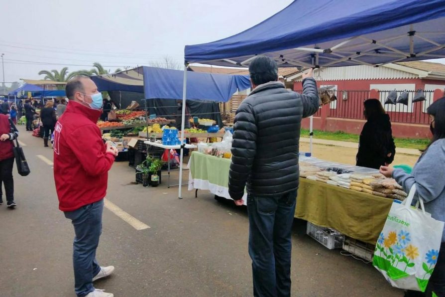 Autoridades recorren feria libre de Pichilemu informando sobre postulación al Bono Alivio