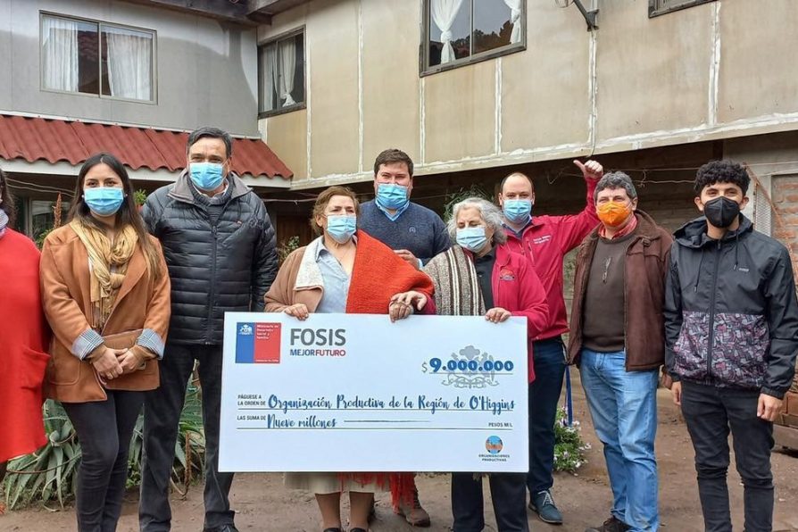 Telaristas de Navidad reciben recursos de FOSIS para potenciar su emprendimiento