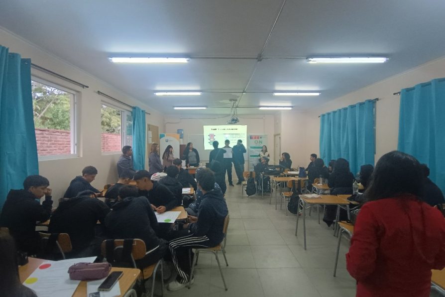 Estudiantes de La Estrella participan activamente en taller sobre violencia de género en el pololeo