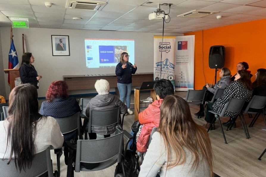 Dirigentes comunitarios participan en diálogo sobre el Registro Social de Hogares
