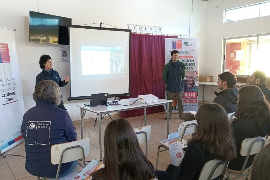 Alumnos de Escuela de Pailimo reciben charla sobre prevención de incendios forestales
